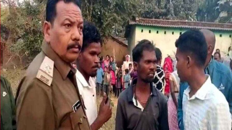 आबकारी अफसर को कई घंटे बनाया बंधक, टीम पर ग्रामीणों का हमला, मुखबीर और चालक की पिटाई, गाड़ी में तोड़फोड़, अवैध वसूली का आरोप