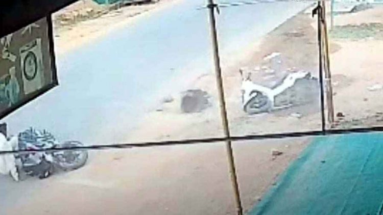 तेज रफ्तार बाइक सवार ने स्कूटी सवार को मारी जोरदार टक्कर, हादसे में मौके पर ही दो युवकों की दर्दनाक मौत, एक गंभीर रुप से घायल