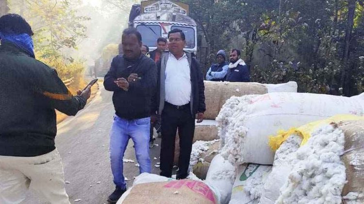 रात के अंधेरे और कड़कड़ाती ठंड में प्रशासन बना सहारा, ट्रक पलटते ही मौके पर पहुंचे एसडीएम मरकाम, समय रहते खुला हाईवे, राहत में बदली परेशानी