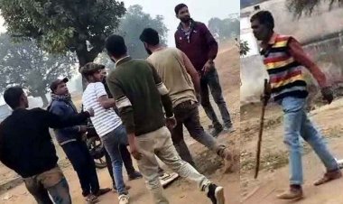 छेरछेरा पर्व पिकनिक मना रहे युवकों पर हमला, 7 घायल, मारपीट का वीडियो वायरल, जमीन विवाद को लेकर महिला की रॉड से पिटाई