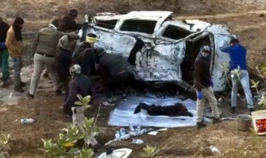 दर्दनाक तीन सड़क हादसे, चावल से लदे ट्रक से बाइक की टक्कर, पिता-पुत्र की मौत, इधर कार खाई में गिरने से लगी आग, जिंदा जले 2 युवक