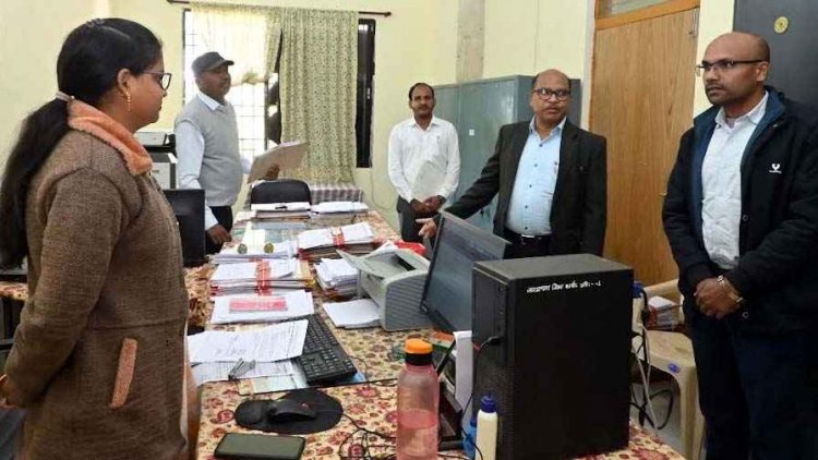 कलेक्टर का नववर्ष पर सख्त एक्शन, गैरहाजिर 9 अधिकारी-कर्मचारियों को कारण बताओ नोटिस जारी, अनुपस्थिति पर वेतन कटौती के निर्देश