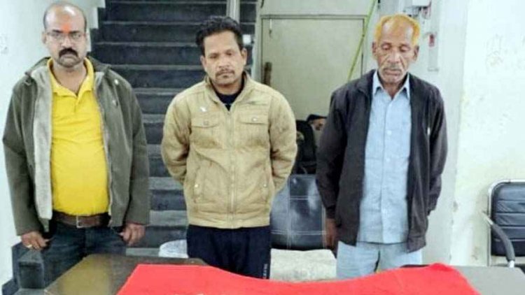 प्रधानमंत्री आवास योजना के नाम पर झांसा देकर ठगी, पुलिस ने तीन शातिर आरोपियों को किया गिरफ्तार, जेवरात और मोटरसाइकिल जब्त