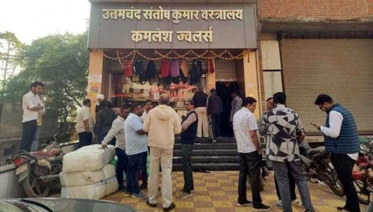 राजिम में ज्वेलरी शॉप से एक करोड़ के गहने पार, इधर मकान में ताला जड़कर दुर्ग गई महिला टीचर के घर चोरी, देवेन्द्र नगर में कार से 10 लाख गायब