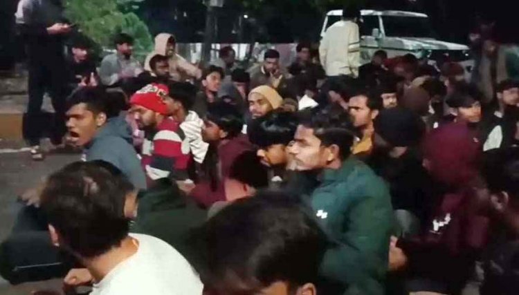 हॉस्टल मेस में खराब खाना बांटे जाने पर GGU स्टूडेंट्स ने जताया आक्रोश, कुलपति आवास का आधी रात घेराव, जमकर की नारेबाजी