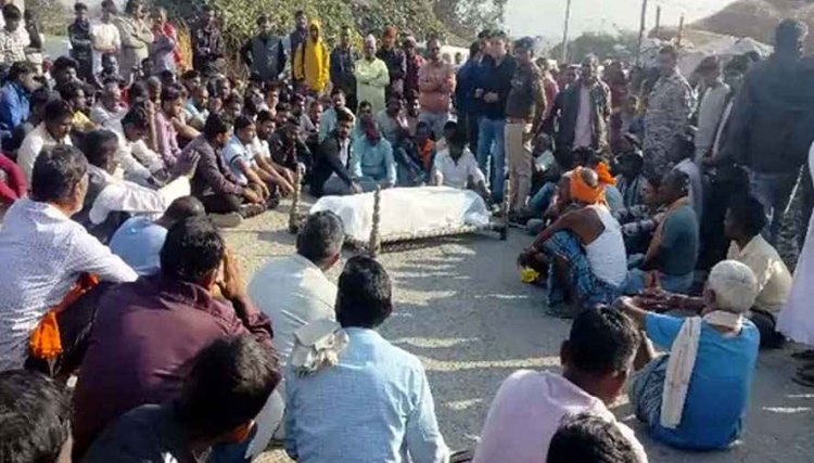 जंगल में मिली बुजुर्ग की गर्दन कटी लाश, फैली सनसनी, कुल्हाड़ी बरामद, गुस्साए परिजन और ग्रामीणों ने शव रखकर किया सड़क जाम