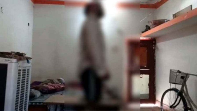 घर के पंखे से लटकता मिला युवक का शव, इधर यौन उत्पीड़न का आरोप के बाद खुदकुशी, महिला के खिलाफ परिजनों ने की कार्यवाही की मांग