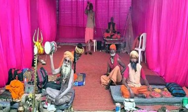 राजिम कल्प कुंभ में पहुंचे दशनाम जुना अखाड़े के सैकड़ों साधु-संत भोजन के लिए भटकने हो रहे मजबूर, राशन के नाम पर गिने-चुने पैकेट और खाली तख्त