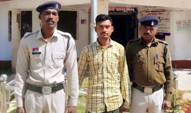 खुद को कलेक्ट्रेट का बड़ा अफसर बताकर नौकरी दिलाने के नाम पर दो युवकों से 4 लाख 35 हजार की ठगी, नकली अधिकारी प्रदीप पंडा गिरफ्तार