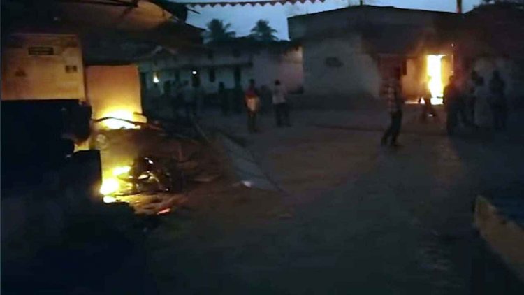 पुरानी रंजिश बनी खूनी संघर्ष, 2 पक्षों में झड़प, पथराव में पुलिस-जवान घायल, हमलावरों ने घरों में लगाई आग, कई वाहन फूंके, गांव छावनी में तब्दील