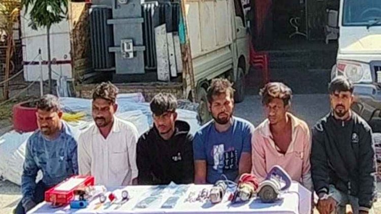 सायरन बजाती एंबुलेंस में मरीज नहीं, कुछ और ही निकला सामान, पुलिस ने रोका रास्ता, तो फटी रह गईं सबकी आंखें, 6 गिरफ्तार, 17 लाख का माल जब्त