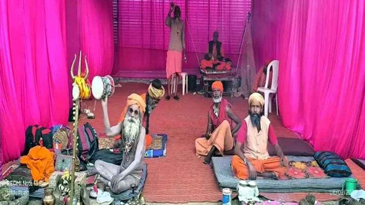 राजिम कल्प कुंभ में पहुंचे दशनाम जुना अखाड़े के सैकड़ों साधु-संत भोजन के लिए भटकने हो रहे मजबूर, राशन के नाम पर गिने-चुने पैकेट और खाली तख्त