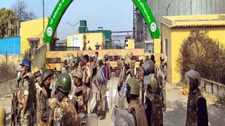 प्लांट में ग्रामीणों ने किया हमला, दफ्तर-गाड़ियों में तोड़फोड़, फोर्स पर गुलेल से अटैक, बोले- संयंत्र से निकलने वाले वेस्ट से फसलों को नुकसान