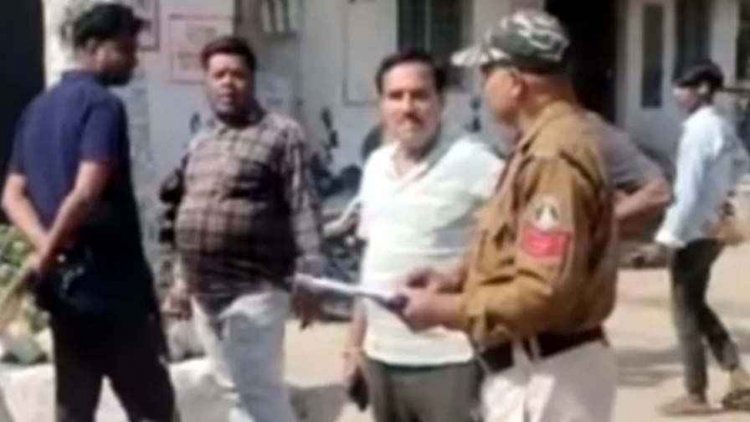 हाईवे जंक्शन पर बरपा कहर, रॉन्ग साइड से कार ने स्कूटी को मारी टक्कर, निरीक्षण के लिए निकले सब इंजीनियर की हालत नाजुक, हेलमेट ने बचाई जान