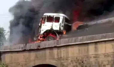 हाईवा और ट्रैलर के बीच जोरदार टक्कर, केबिन में जिंदा जल गया ड्रायवर, पहले गाड़ी निकालने के चक्कर में संकरे पुल पर दर्दनाक हादसा