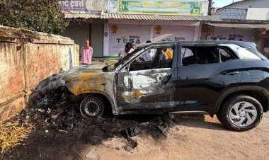 आधी रात गांधी मैदान में धधकी एल.आई.सी. प्रबंधक की क्रेटा, 1:30 बजे लगी आग, कार जलकर खाक. टायर फटने से दहशत का माहौल, कारण बना रहस्य