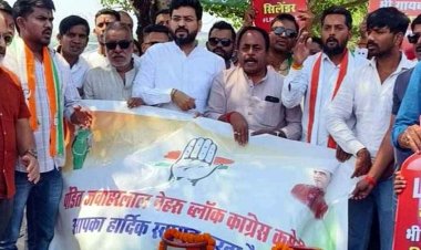 कांग्रेस ने तेलीबांधा तालाब में बहाए गैस सिलेंडर, गैस की किल्लत पर अनोखा प्रदर्शन, कहा- सरकार पर कालाबाजारी रोकने में नाकाम, हर वर्ग परेशान