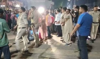 कार की ठोकर से 2 लोगों की दर्दनाक मौत, पुलिस पर अपराध दर्ज नहीं करने का आरोप, गुस्साए परिजनों ने चौराहे पर दो शव रखकर किया जोरदार प्रदर्शन
