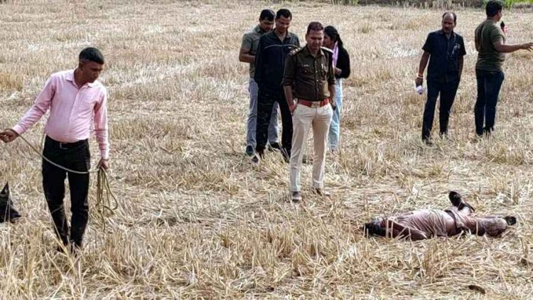 खेत में मिला युवक का शव, इलाके में फैली सनसनी, शरीर पर धारदार हथियार से चोट के निशान, हत्या का मामला दर्ज, जांच में जुटी पुलिस