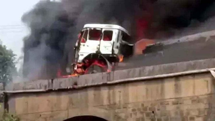 हाईवा और ट्रैलर के बीच जोरदार टक्कर, केबिन में जिंदा जल गया ड्रायवर, पहले गाड़ी निकालने के चक्कर में संकरे पुल पर दर्दनाक हादसा