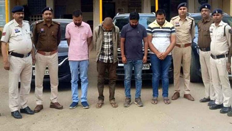 कार सवार युवकों ने पेट्रोल पंप हंगामा कर कर्मचारियों से मारपीट, सनरुफ खोलकर बजाया गाना, चार आरोपी गिरफ्तार, तीन कारें जब्त