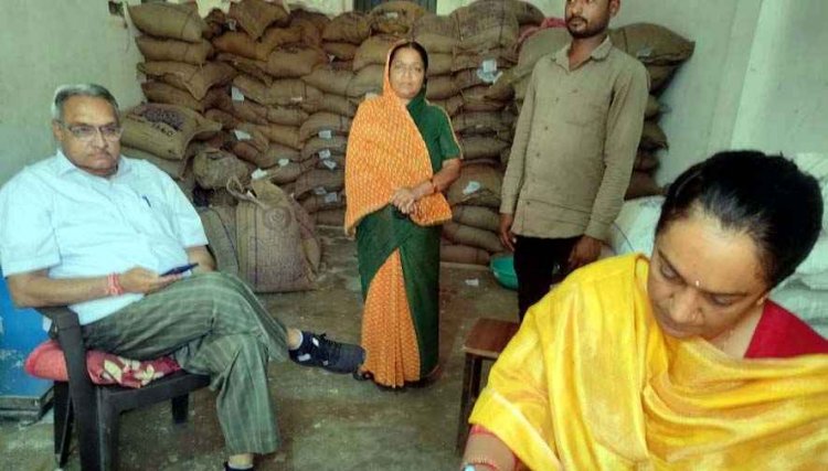 राजिम में खाद्य आयोग के अध्यक्ष संदीप शर्मा का औचक निरीक्षण, उचित मूल्य दुकान में मिली ये अनियमितता, तत्काल कार्रवाई करने के निर्देश