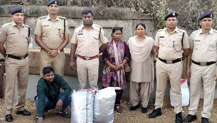 रेलवे स्टेशन के बाहर गांजे तस्करी के खिलाफ बड़ी कार्रवाई, तलाशी के दौरान गर्लफ्रेंड-बॉयफ्रेंड गिरफ्तार, 6 लाख का 13 किलो गांजा बरामद, मचा हड़कंप