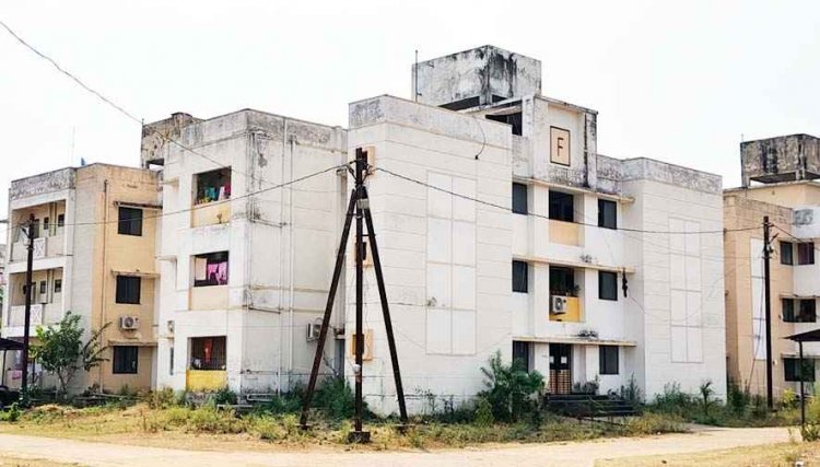 गरियाबंद में आवास के लिए भटक रहे SDM, सरकारी आवासों पर अवैध कब्जे का जाल, ट्रांसफर के बावजूद नहीं छोड़ रहे क्वार्टर, जांच के निर्देश, कार्रवाई की तैयारी