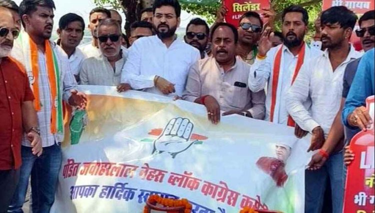 कांग्रेस ने तेलीबांधा तालाब में बहाए गैस सिलेंडर, गैस की किल्लत पर अनोखा प्रदर्शन, कहा- सरकार पर कालाबाजारी रोकने में नाकाम, हर वर्ग परेशान