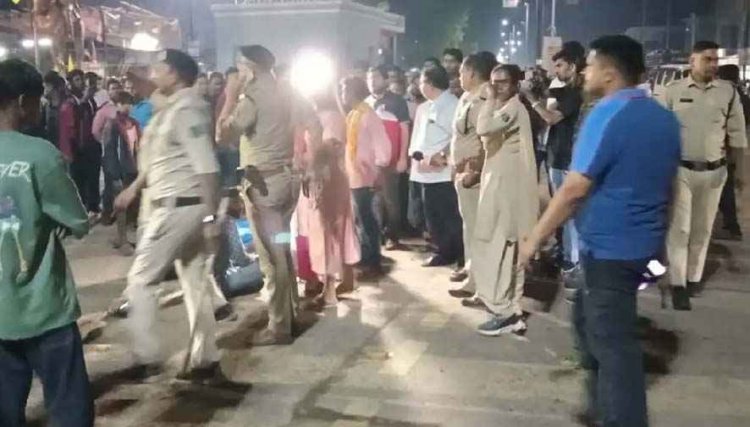 कार की ठोकर से 2 लोगों की दर्दनाक मौत, पुलिस पर अपराध दर्ज नहीं करने का आरोप, गुस्साए परिजनों ने चौराहे पर दो शव रखकर किया जोरदार प्रदर्शन
