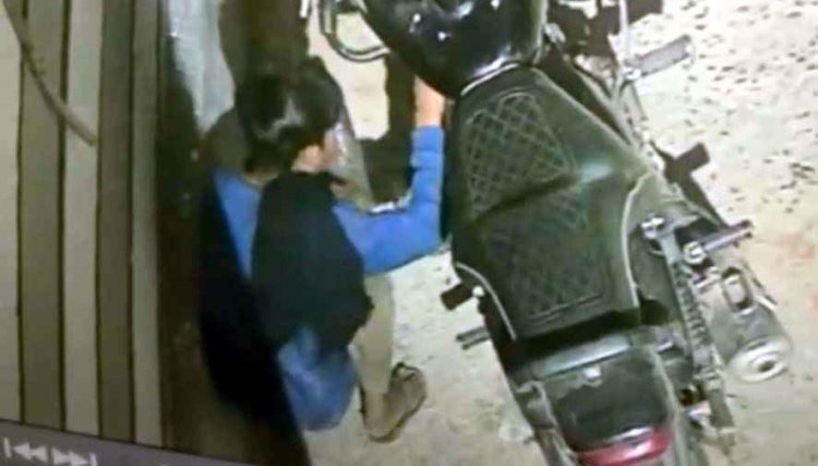गोबरा नवापारा में चोरों के हौसले बुलंद!, CCTV में कैद पेट्रोल चोर, दो बदमाश चाकू के साथ वारदात को दे रहे अंजाम, लोगों में आक्रोश, कार्रवाई की मांग
