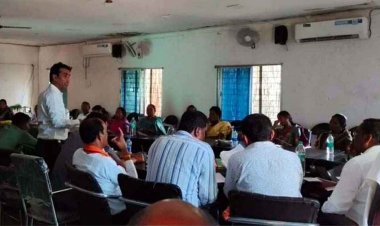 बंद कमरे में विकास की योजना या भ्रष्टाचार की ‘सेटिंग’? मैनपुर जनपद पंचायत में भारी हंगामा!, 33 में से सिर्फ 7 अधिकारी मौजूद, बाकी नदारद