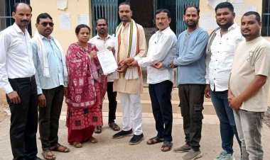 भाजपा के स्थापना दिवस पर सरकारी भवनों में भाजपा झंडा फहराने पर मचा बवाल, ब्लॉक कांग्रेस अध्यक्ष रूपेश साहू बोले-संविधान व कानून का उल्लंघन
