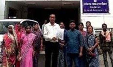 दुसरे के नामर चढ़ा दी 69 हेक्टेयर जमीन, पटवारी सस्पेंड, ग्रामीणों ने कहा- निलंबन से काम नहीं चलेगा, FIR की मांग, 10 दिनों का दिया अल्टीमेटम