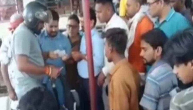 35 दिन में भी नहीं दे रहे सिलेंडर, स्टॉक खत्म के बोर्ड से बढ़ी नाराजगी, HP गैस एजेंसी में ग्राहकों का हंगामा, सस्पेंड, 12 हजार उपभोक्ता दूसरी एजेंसियों में शिफ्ट