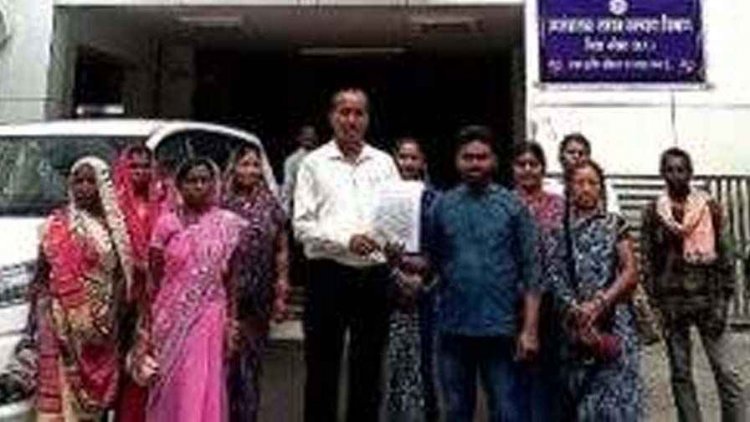 दुसरे के नामर चढ़ा दी 69 हेक्टेयर जमीन, पटवारी सस्पेंड, ग्रामीणों ने कहा- निलंबन से काम नहीं चलेगा, FIR की मांग, 10 दिनों का दिया अल्टीमेटम