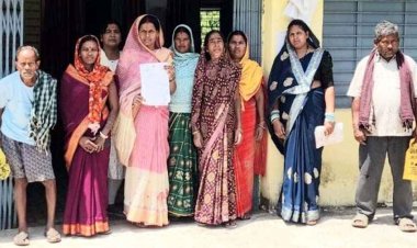 मुख्यमंत्री के गृह जिला में पटवारी पर लगा गंभीर आरोप, ग्रामीण संग बीडीसी पहुंचे तहसील कार्यालय, CM के नाम तहसीलदार को सौंपा ज्ञापन