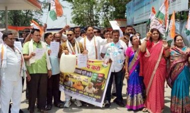 पेट्रोल-डीजल कीमतों और संकट को लेकर कांग्रेस का प्रदर्शन, बढ़ती कीमतों से जनता परेशान, गले में खाली बोतलों की माला पहन शहर अध्यक्ष ने खोला मोर्चा