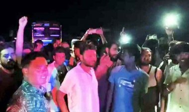 बेकाबू मिनी ट्रक ने कई वाहनों और लोगों को रौंदा, एक की मौत, कई घायल, नहीं मिली एम्बुलेंस, शव उठाने में देरी से भड़के ग्रामीण, मुआवजे की मांग पर चक्काजाम