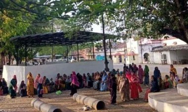 बिजली सब स्टेशन के लिए बिना सहमति भूमि अधिग्रहण का आरोप, हिरासत में कई महिलाएं!, सरपंच समेत कई ग्रामीण गिरफ्तार, जेल परिसर में विरोध प्रदर्शन
