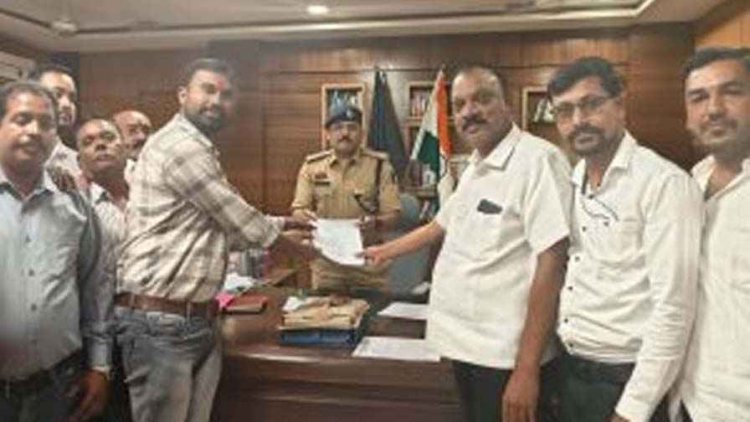 देवभोग नगर पंचायत में लेखापाल से की मारपीट, भड़का कुर्मी समाज, सरकारी दफ्तर के भीतर गुंडागर्दी का आरोप, दोषियों की गिरफ्तारी की मांग कर SP को सौंपा ज्ञापन