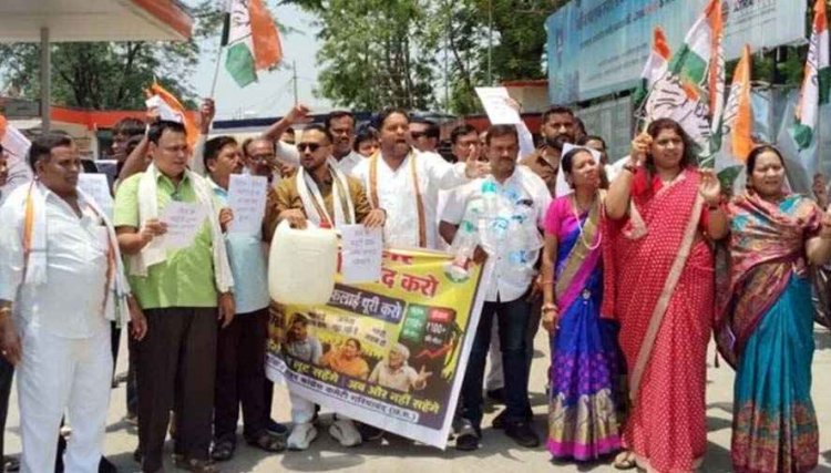 पेट्रोल-डीजल कीमतों और संकट को लेकर कांग्रेस का प्रदर्शन, बढ़ती कीमतों से जनता परेशान, गले में खाली बोतलों की माला पहन शहर अध्यक्ष ने खोला मोर्चा