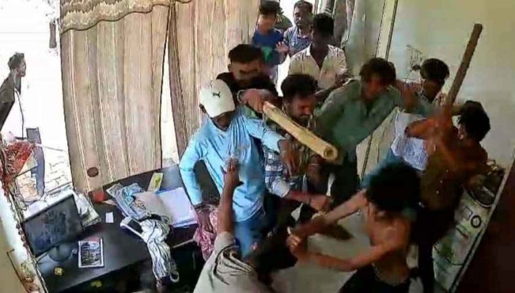 कॉलेज छात्र पर जानलेवा हमला, बाइक धीरे चलाओ’ कहने पर युवकों को पेट्रोल पंप के केबिन में घुसकर लाठी-रॉड से किया लहूलुहान, हैवानियत CCTV में कैद