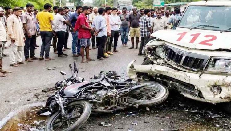 चोरी के आरोपी को ले जाने के दौरान तेज रफ्तार डायल 112 ने बाइक सवार को मारी जोरदार टक्कर, युवक गंभीर, ग्रामीणों ने किया जमकर हंगामा