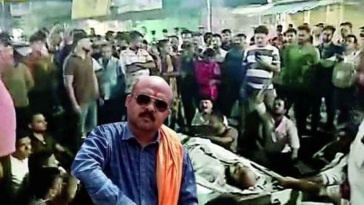 ज्वेलरी व्यापारी की हत्या, दिनदहाड़े गोलीबारी से दहला छत्तीसगढ़, पेंड्रा बंद, सड़क पर शव रखकर प्रदर्शन, पहले गिरफ्तारी बाद में होगा अंतिम संस्कार!