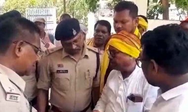 सोशल मीडिया में अभद्र टिप्पणी का विरोध, जमकर प्रदर्शन, सड़क पर उतरा सर्व आदिवासी समाज, धमतरी कोतवाली का किया घेराव, कार्रवाई की मांग तेज