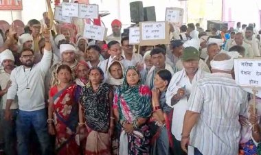सुशासन तिहार में नवापारा कांग्रेस का प्रदर्शन, अवैध रेत परिवहन और शराब बिक्री पर कार्रवाई की मांग, पेयजल समस्या पर मटकी फोड़कर जताई नाराजगी