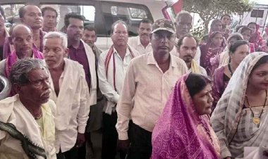 गांव को नशामुक्त बनाने रोजाना निकाल रही जनजागरूकता रैली, गुलाबी गैंग की महिलाओं ने कलेक्टर जनदर्शन में सौंपा ज्ञापन, एसपी ने दिया आश्वासन
