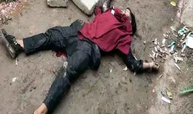 सड़क पर खून से लथपथ मिली युवक की लाश, बेरहमी से हत्या के बाद इलाके में दहशत का माहौल, पत्थर से कुचलकर मारने की आशंका, जांच में जुटी पुलिस