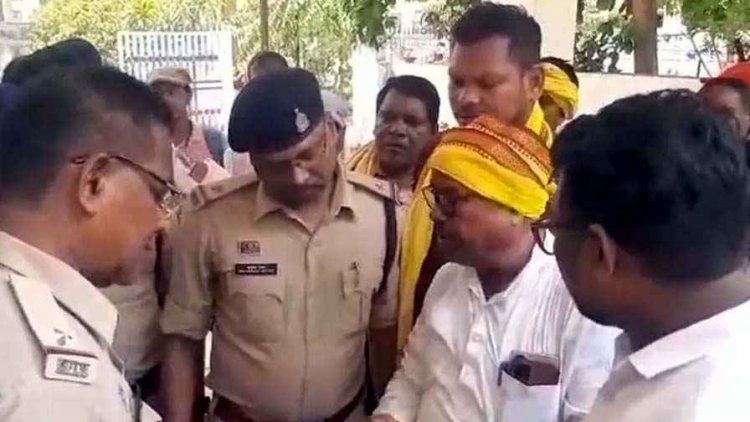 सोशल मीडिया में अभद्र टिप्पणी का विरोध, जमकर प्रदर्शन, सड़क पर उतरा सर्व आदिवासी समाज, धमतरी कोतवाली का किया घेराव, कार्रवाई की मांग तेज